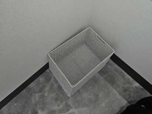 DEP更衣室内のカゴ